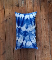 Coussin tie and dye bleu 30x50