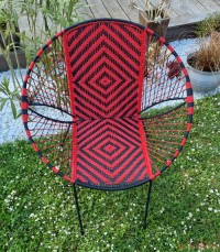 Chaise de jardin rouge et noir motifs losange